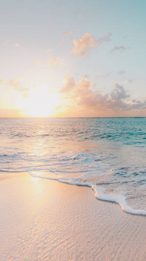 夕陽下的海洋，沙灘上有溫柔的海浪