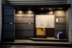 夜晚日本餐廳入口，發光暖簾和紫色桌布。