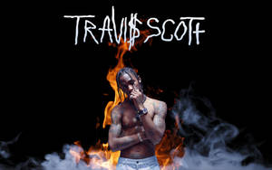 Travis Scott 赤裸上身，紋身清晰可見，被火焰和煙霧包圍，背景為黑色。