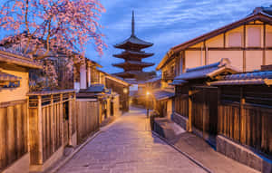 日本暮色街道，櫻花和遠處的寶塔。 — 日本 壁紙