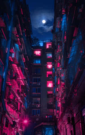 滿月下霓虹燈照亮夜晚的城市小巷。