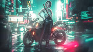 紋身女性在雨夜城市中，霓虹燈下與運動摩托車合影。