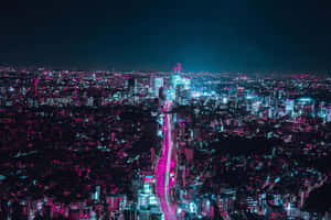 廣闊的夜景城市景觀，被粉紅色和青色的霓虹燈照亮。 — 夜景城市 壁紙