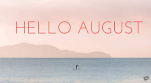 槳板划手在平靜的海上，有山脈和粉紅色天空文字 hello august