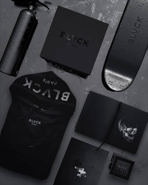 BLVCK PARIS 品牌服裝及配件在潮濕表面上的單色平鋪展示。 — 巴黎 壁紙