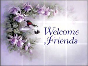蜂鳥在紫色花朵附近，瓷磚牆上寫有「Welcome Friends」文字。