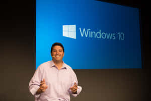 男子在科技活動中在大屏幕上演示Windows 10。