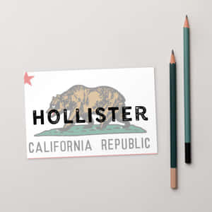 灰色背景上帶有熊圖案和兩支彩色鉛筆的Hollister品牌卡。