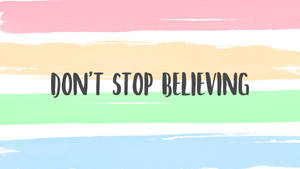 粉彩色筆觸條紋搭配勵志文字「don't stop believing」。