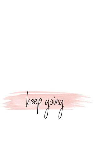 勵志名言「keep going」以黑色草書寫在白色背景上的粉紅色水彩筆觸之上。