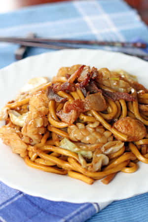 白色碟中的雞肉煙肉蔬菜炒麵。 — 2:3 壁紙
