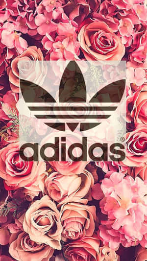 Adidas標誌疊加在粉紅玫瑰和繡球花背景上。