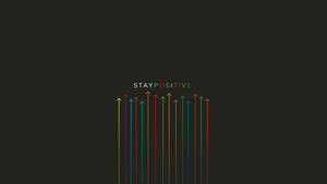 深色背景上帶有「STAY POSITIVE」文字的多彩向上箭頭