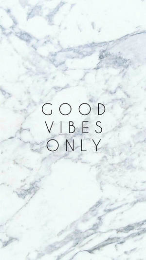 大理石紋理，黑色字母寫著 good vibes only 這句話。