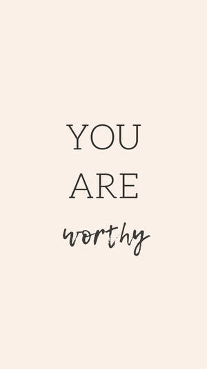 文字桌布，在米色背景上以粗體和斜體字體寫著「YOU ARE worthy」。