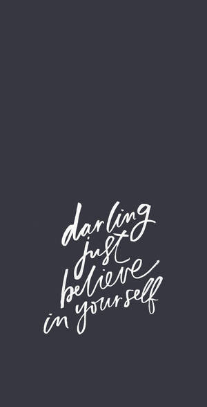 深灰色背景上的白色草書勵志名言 darling just believe in yourself。