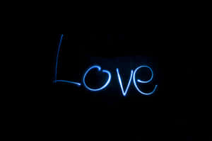 黑暗中發光的藍色霓虹love字樣