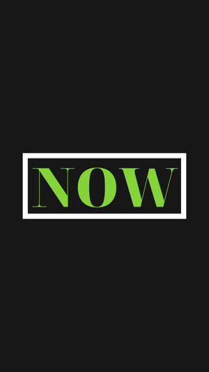 黑色背景上的白色方框內的綠色單詞「NOW」。