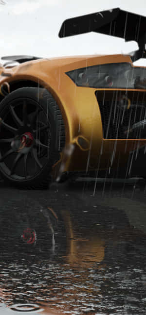 金色跑車停在雨中，濕漉漉的路面反射倒影 — OnePlus R 壁紙