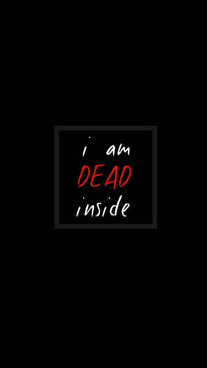 文字在黑色背景上的黑色框內以紅色和白色寫著「i am DEAD inside」。