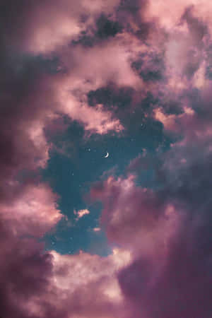 粉紅色和紫色的雲層分開，露出夜空中的一彎新月和星星。 — 夢境 GIF 壁紙