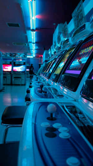 夜晚懷舊遊戲廳內霓虹燈照亮的街機。