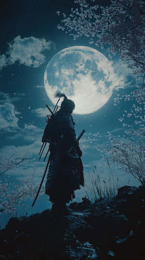 穿著暗色盔甲的武士戰士站在滿月下，夜空中有櫻花。