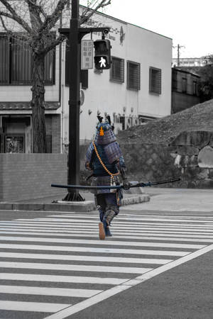 身穿傳統盔甲的武士在行人過路處橫過城市街道。