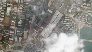 城市鳥瞰圖，雲層飄過建築物和道路。 — 唐人街 GIF 壁紙