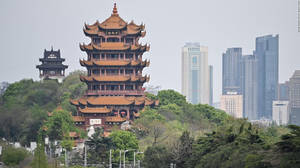 山丘上的古老寶塔，背景是現代建築。 — 中國 壁紙
