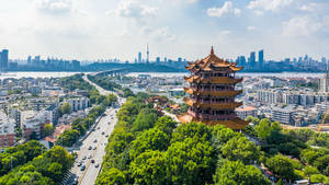 喺有橋同天際線嘅現代城市中，坐落喺綠樹之間嘅傳統寶塔。 — 天際線 壁紙