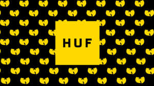 黑色背景上重複的黃色Wu-Tang Clan標誌和中央的黃色HUF標誌正方形。