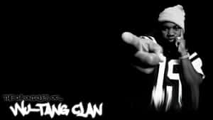 戴冷帽嘅男人指向前面，有Wu-Tang Clan文字