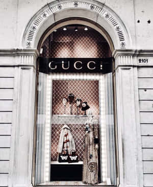 Gucci 時尚櫥窗展示，模特兒穿著奢華服裝和配飾。