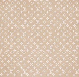 米色牆紙，帶有白色 Louis Vuitton 字母組合圖案和磨損紋理。
