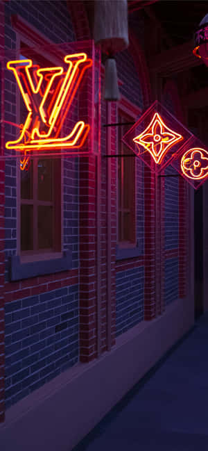 路易威登霓虹招牌在夜間照亮一座磚造建築。