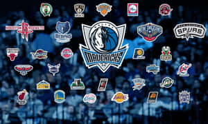NBA球隊標誌顯示在模糊的籃球場人群上方。