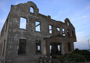 廢棄混凝土建築，窗戶破損，暮色中