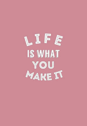 粉紅色背景，白色勵志名言 life is what you make it。 — 美學語錄 壁紙
