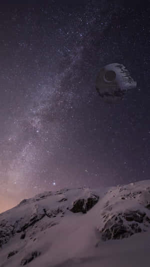 繁星夜空下雪覆蓋的山峰，死星漂浮在銀河之上 — 星星 壁紙