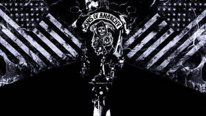 身穿 Sons of Anarchy 背心的電單車手，在帶有骷髏的美國國旗下騎電單車。