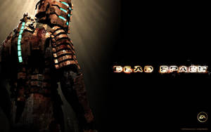 一件損壞的太空衣，帶有發光的藍色條紋，位於 Dead Space 標誌旁邊。