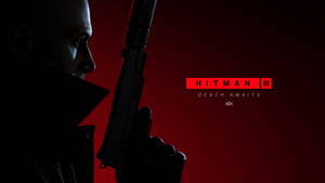 《Hitman III》遊戲封面，一個陰影人物在紅色背景中手持手槍。 — 殺手 壁紙