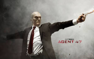 Hitman Agent 47 在煙霧場景中發射手槍。