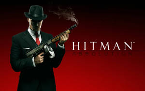 《Hitman Absolution》遊戲封面，一名穿西裝的男子手持冒煙的衝鋒槍。