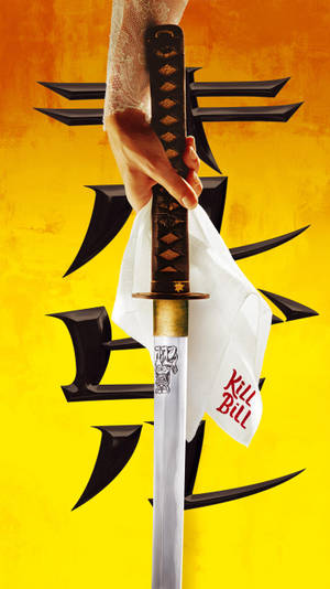 手拿著武士刀，刀上纏著「Kill Bill」布，背景是黃色，帶有日文字元。