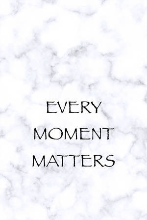 白色大理石背景上的文字引用 every moment matters
