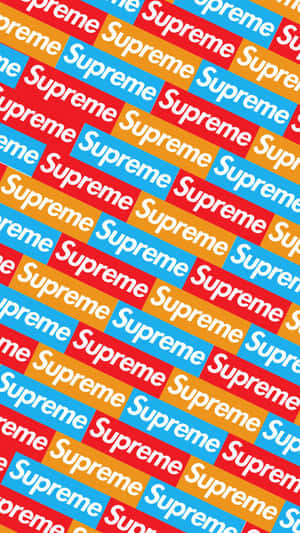 牆紙圖案上紅色、藍色和橙色的醒目重複Supreme標誌。