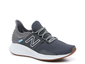 灰色New Balance運動鞋，白色鞋底和棕色鞋頭。