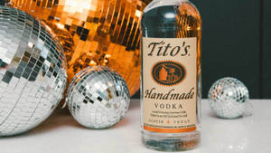 一瓶被迪斯科球環繞的Tito's伏特加。